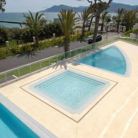 Stunning Three Bedroom On Seafront In With Panoramic Sea Views 399 *